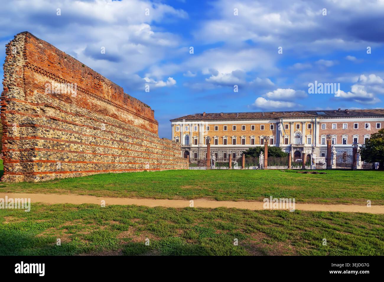Parte delle mura romane della città, Torino, Italia Foto Stock