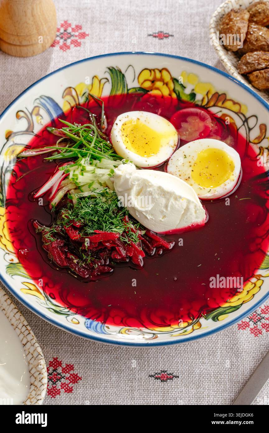 Tradizionale zuppa di barbabietole fredda con uova sode e aneto Foto Stock