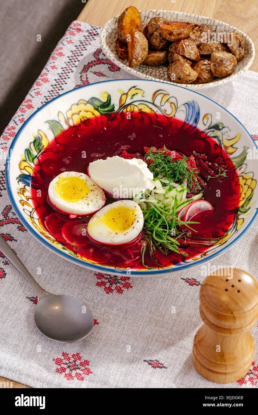 Zuppa di barbabietole fredda con uova sode e aneto Foto Stock