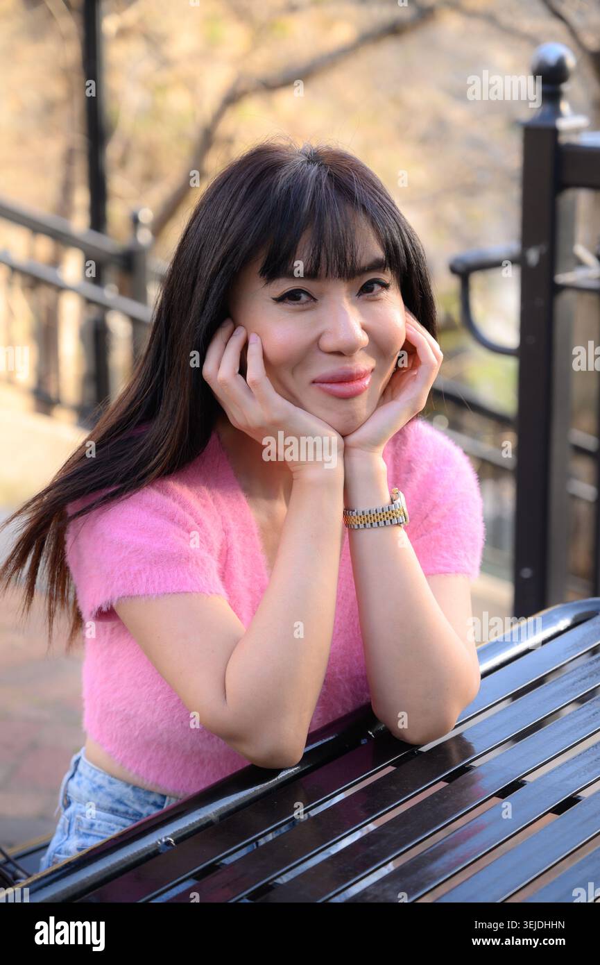 Una bella donna asiatica di 36 anni Foto Stock