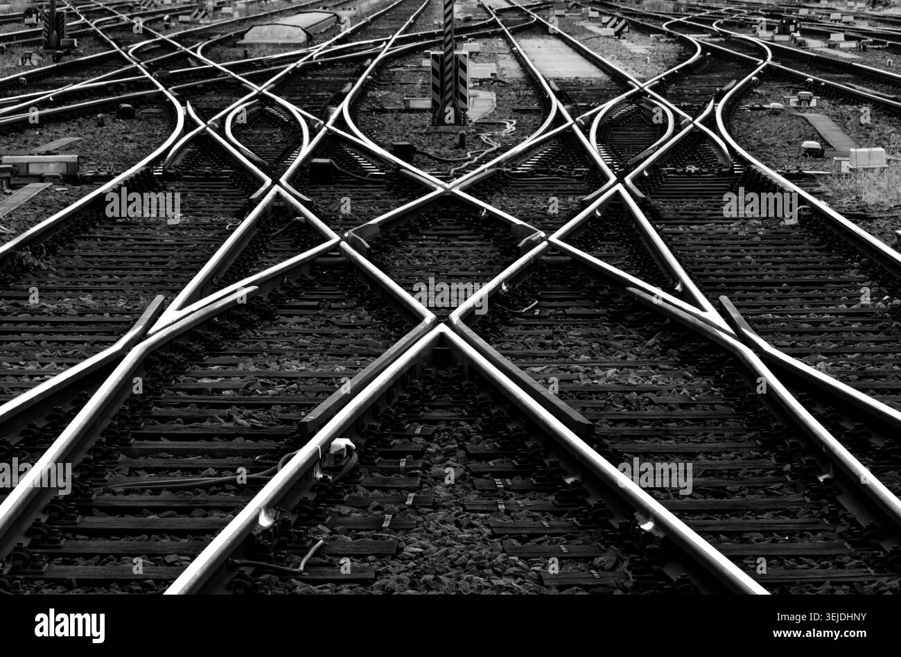 Binari ferroviari con interruttori e interscambi in una stazione centrale di Francoforte sul meno Germania con strutture geometriche in contrasto bianco e nero. Foto Stock
