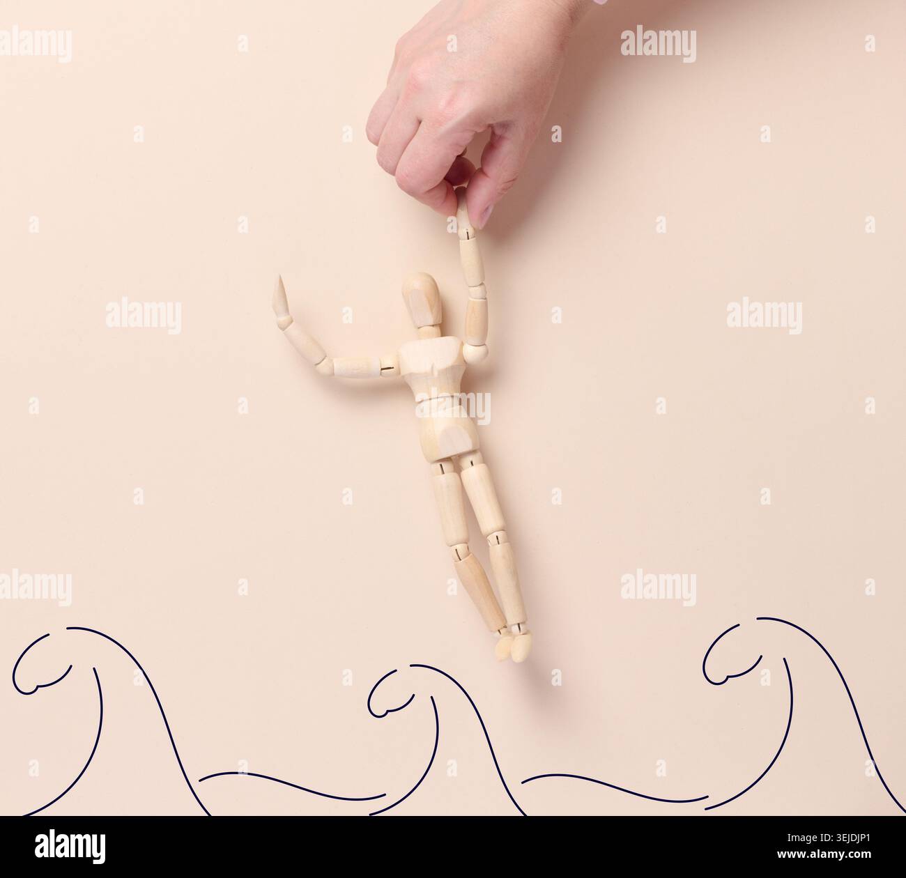Un manichino di legno viene tirato fuori dall'acqua con una mano, raffigurato sotto forma di linee dipinte di onde. Il concetto dell'imag Foto Stock