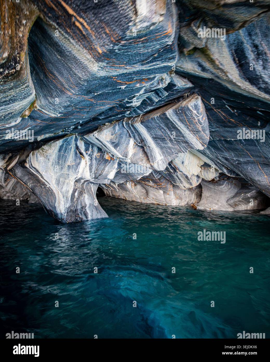 All'interno delle bellissime grotte marine di marmo blu Foto Stock