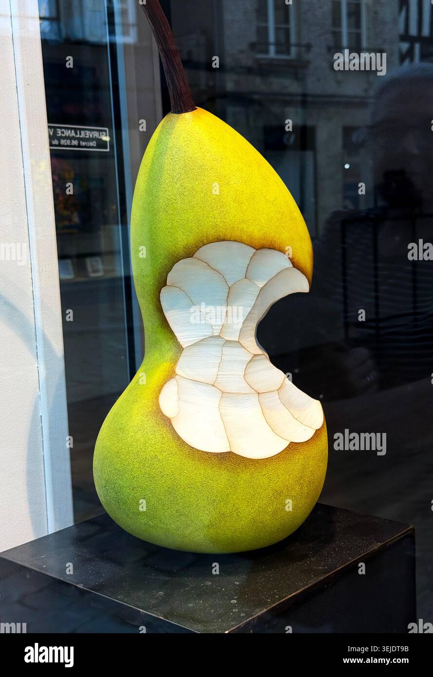 Pere mezza mangiata nella galleria d'arte, Honfleur, Calvados, Normandia, Francia, Europa Foto Stock
