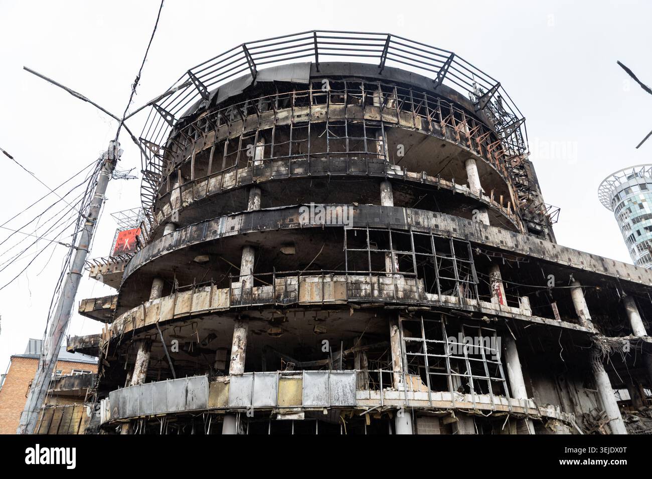 KIEV, UCRAINA - 28 maggio 2026: Le strutture portanti carbonizzate del centro commerciale Kvadrat si trovano a Kiev a seguito di un massiccio attacco che ha devastato le infrastrutture commerciali. Foto Stock