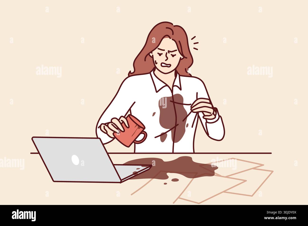 Una donna ha versato del caffè sulla camicia mentre lavorava in ufficio e si sedeva al tavolo con computer portatili e documenti Foto Stock