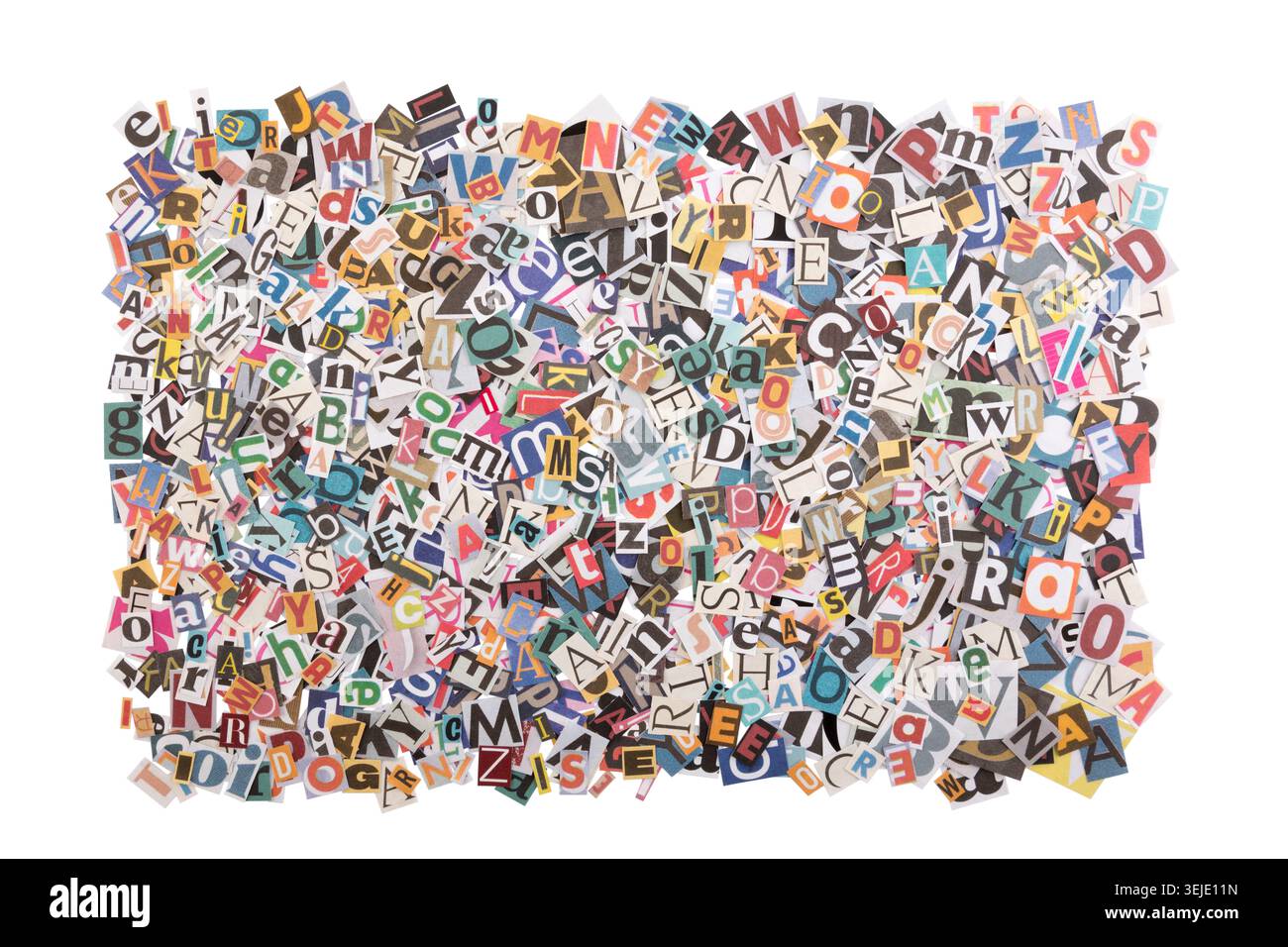 Pile di molte lettere colorate di giornali e riviste isolate su sfondo bianco con percorso di ritaglio Foto Stock