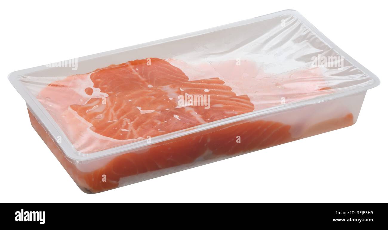 Le fette di filetti di salmone crudo sono confezionate in un vassoio di plastica trasparente, sigillato con pellicola trasparente. Sfondo isolato Foto Stock