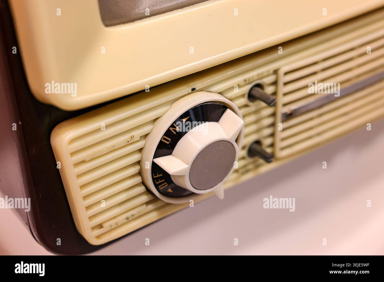 Primo piano, manopola on/off del vecchio televisore, manopola on/off retro TV. Foto Stock