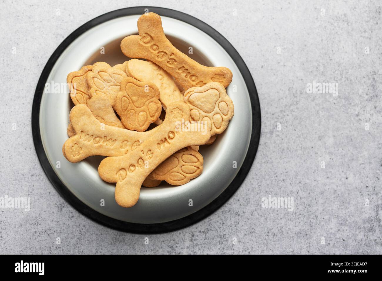 Biscotti per cani fatti in casa Foto Stock