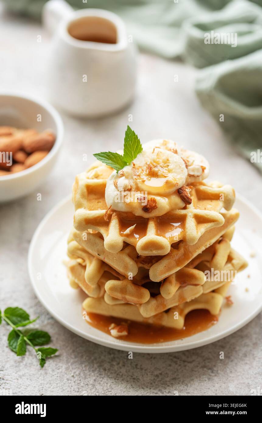 Waffle belgi con frutta, banane e miele. Cottura fatta in casa. Foto Stock