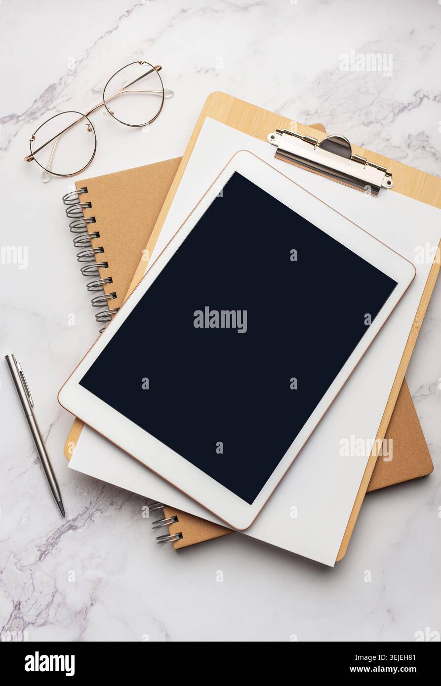Tablet pc e notebook sulla scrivania dell'ufficio Foto Stock