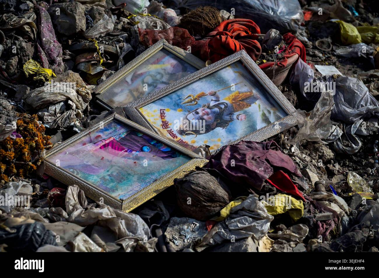 NUOVA DELHI, INDIA - MAGGIO 26: Una vista di idoli di divinità indù, manifesti e materiali di culto giacciono tra sporcizia sulle rive del fiume Yamuna a Ramghat nell'area di Wazirabad, il 26 maggio 2026 a nuova Delhi, India. Il primo ministro di Delhi Rekha Gupta ha annunciato un'iniziativa governativa per istituire centri di raccolta dedicati in tutta la capitale per lo smaltimento e il riciclaggio dignitosi di idoli religiosi vecchi o danneggiati. La campagna mira a impedire che gli idoli rotti vengano abbandonati nei fiumi o sotto gli alberi. Foto di Raj K Raj/Hindustan Times Delhi Govt pianifica i centri di raccolta per lo smaltimento rispettoso, R. Foto Stock