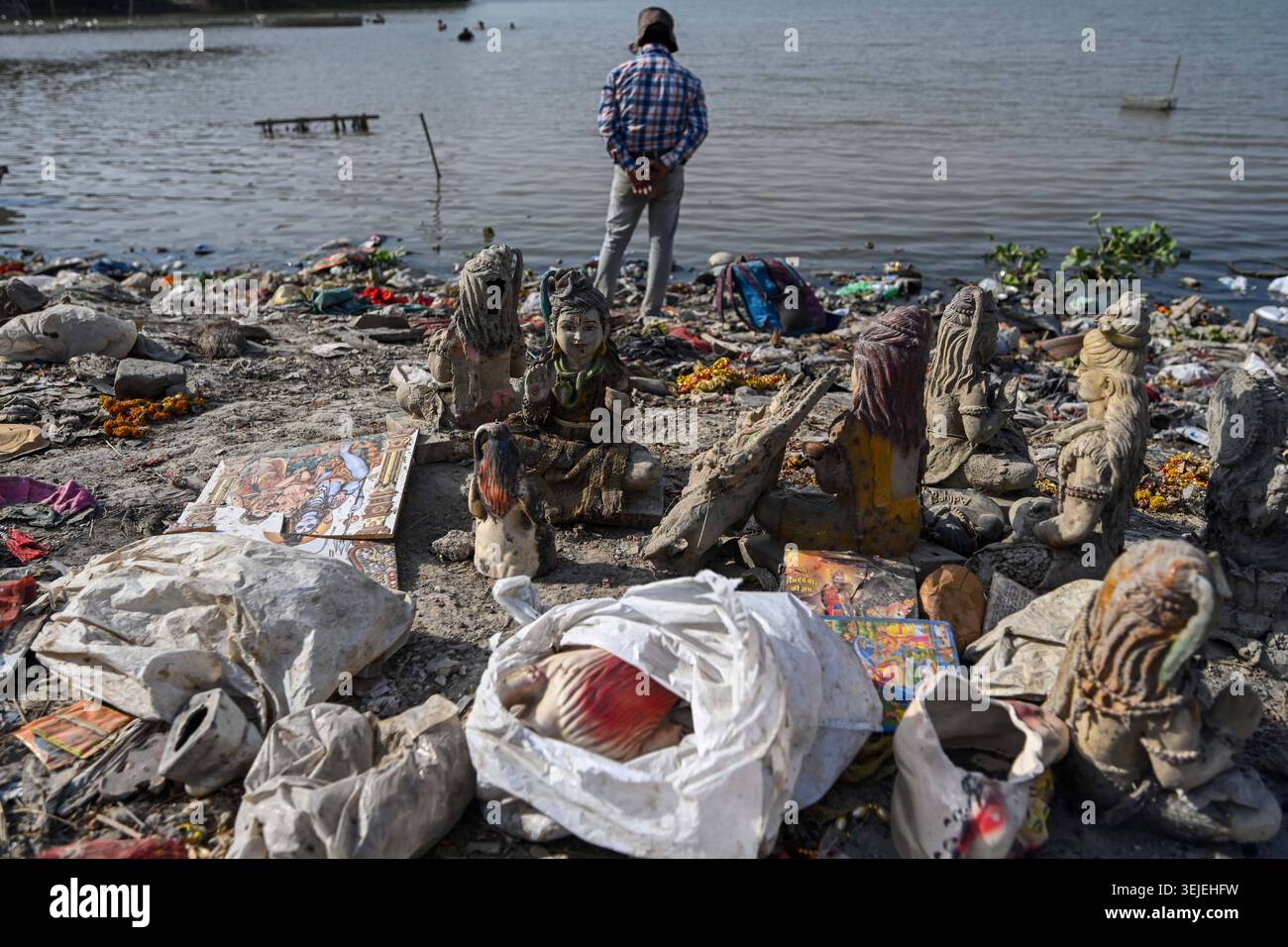 NUOVA DELHI, INDIA - MAGGIO 26: Una vista di idoli di divinità indù, manifesti e materiali di culto giacciono tra sporcizia sulle rive del fiume Yamuna a Ramghat nell'area di Wazirabad, il 26 maggio 2026 a nuova Delhi, India. Il primo ministro di Delhi Rekha Gupta ha annunciato un'iniziativa governativa per istituire centri di raccolta dedicati in tutta la capitale per lo smaltimento e il riciclaggio dignitosi di idoli religiosi vecchi o danneggiati. La campagna mira a impedire che gli idoli rotti vengano abbandonati nei fiumi o sotto gli alberi. Foto di Raj K Raj/Hindustan Times Delhi Govt pianifica i centri di raccolta per lo smaltimento rispettoso, R. Foto Stock