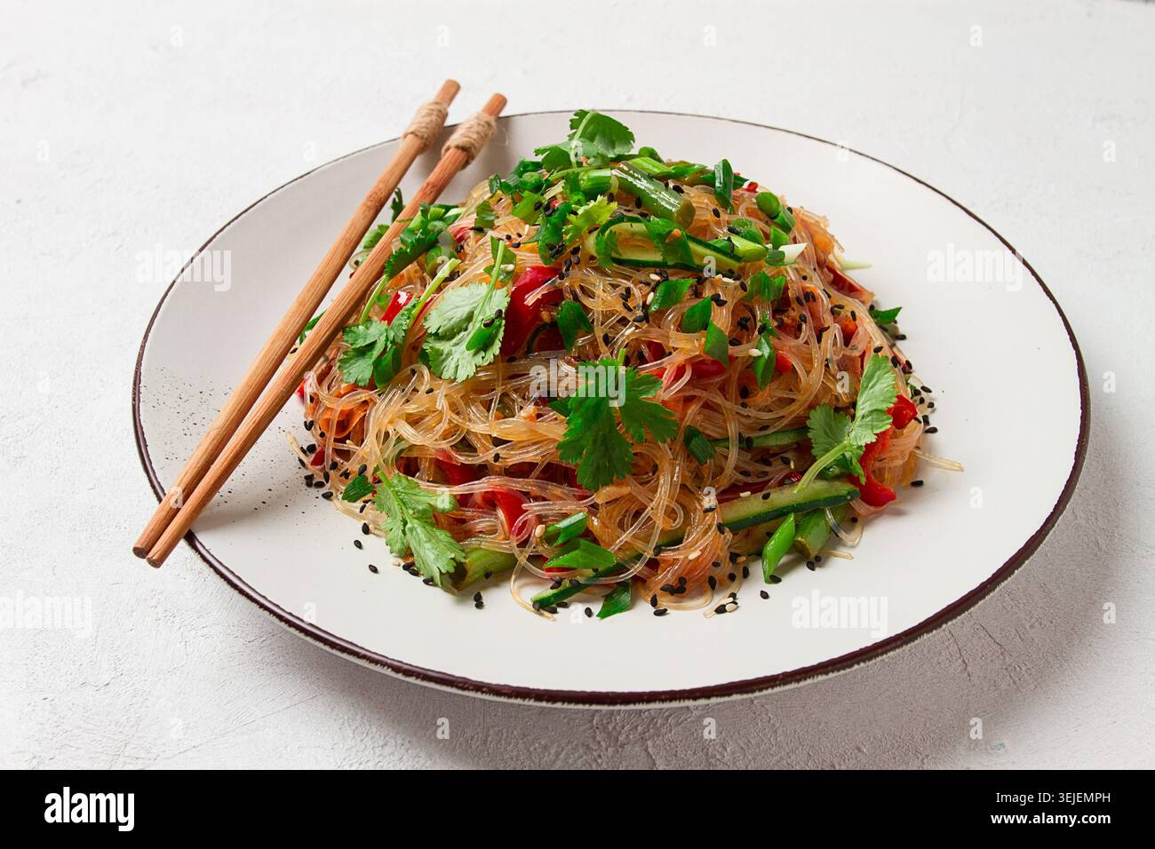 Funchosa, insalata coreana, con verdure, fatte in casa, senza persone, Foto Stock