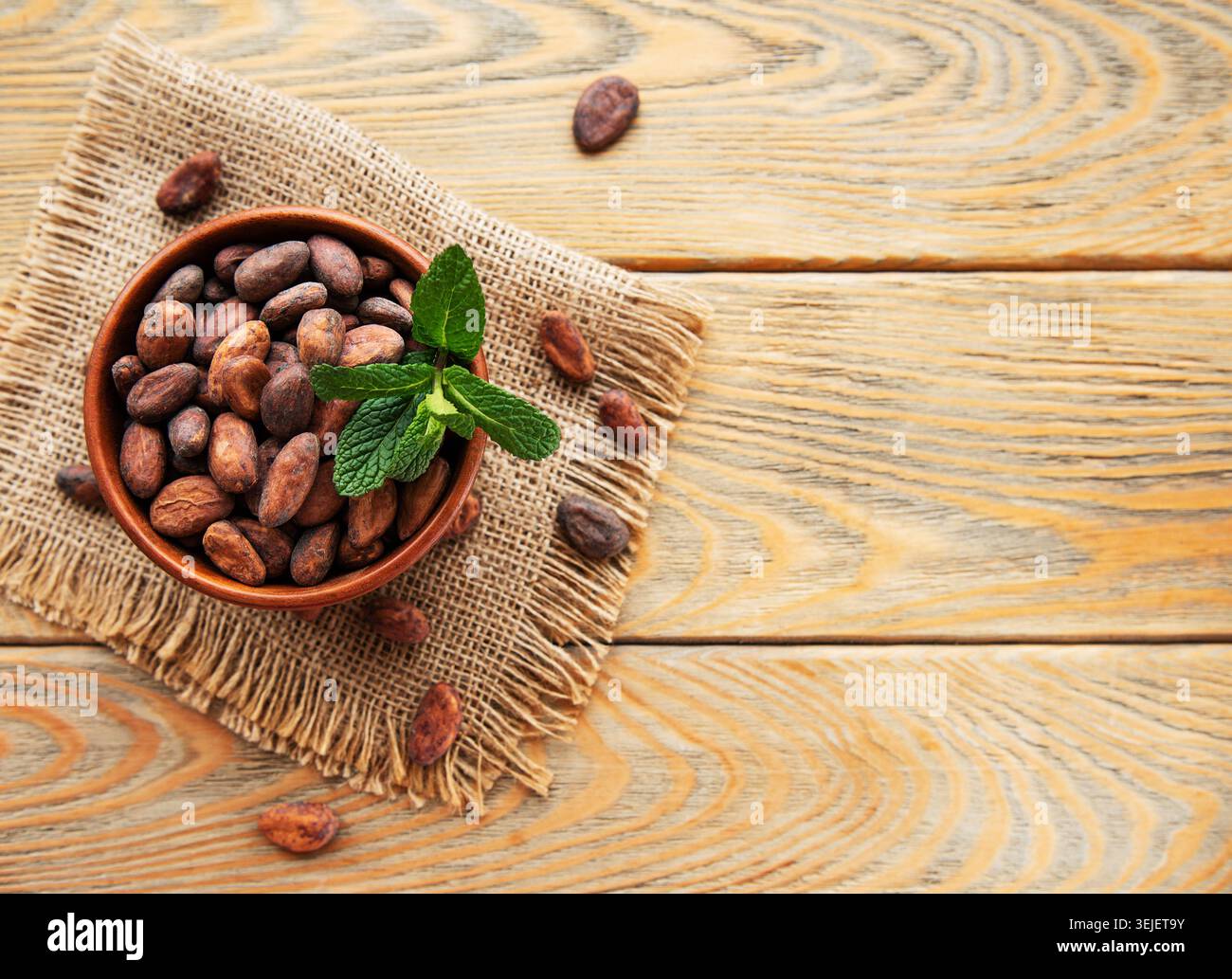 Recipiente con fagioli di cacao Foto Stock
