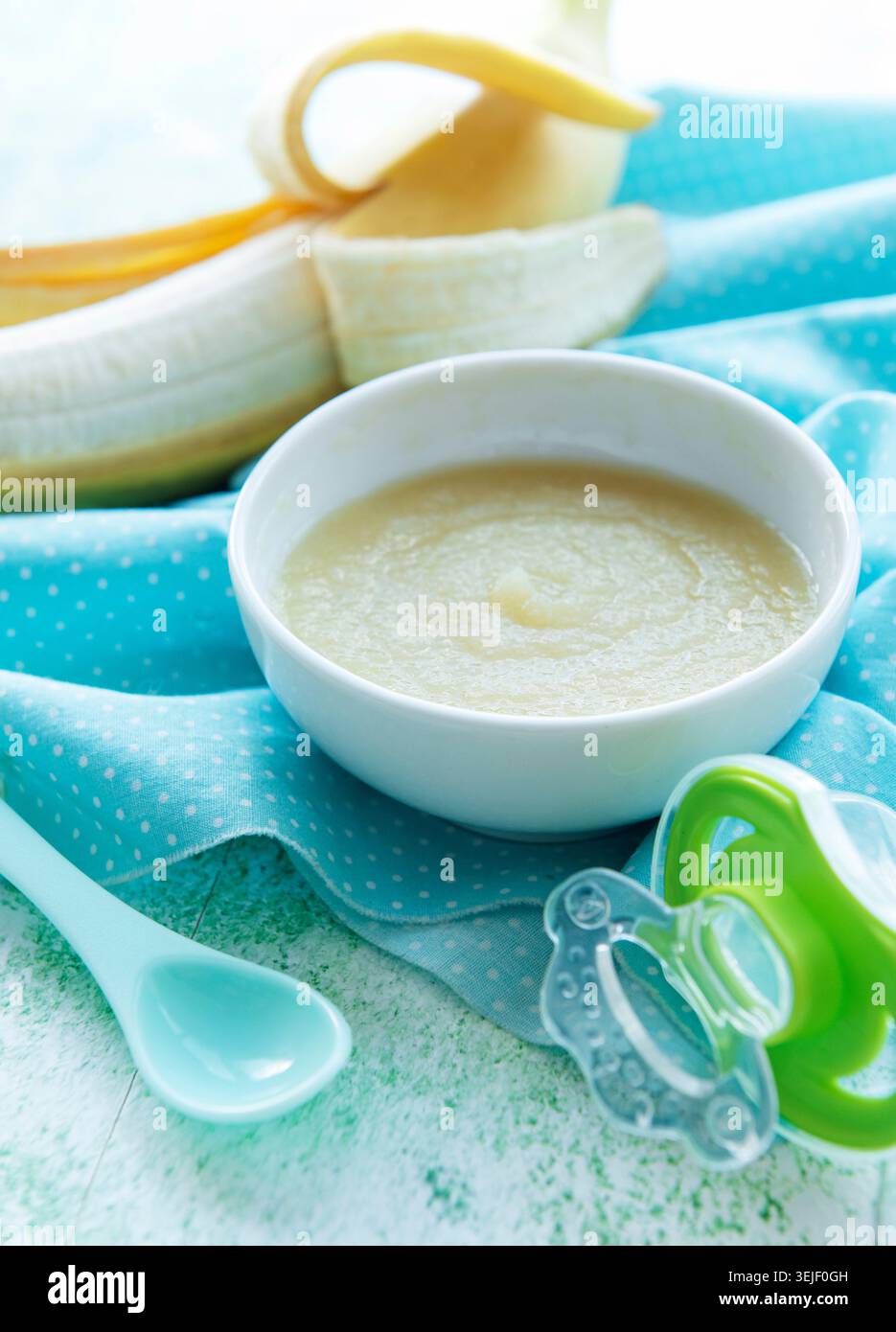 Ciotola con pappe e banana Foto Stock