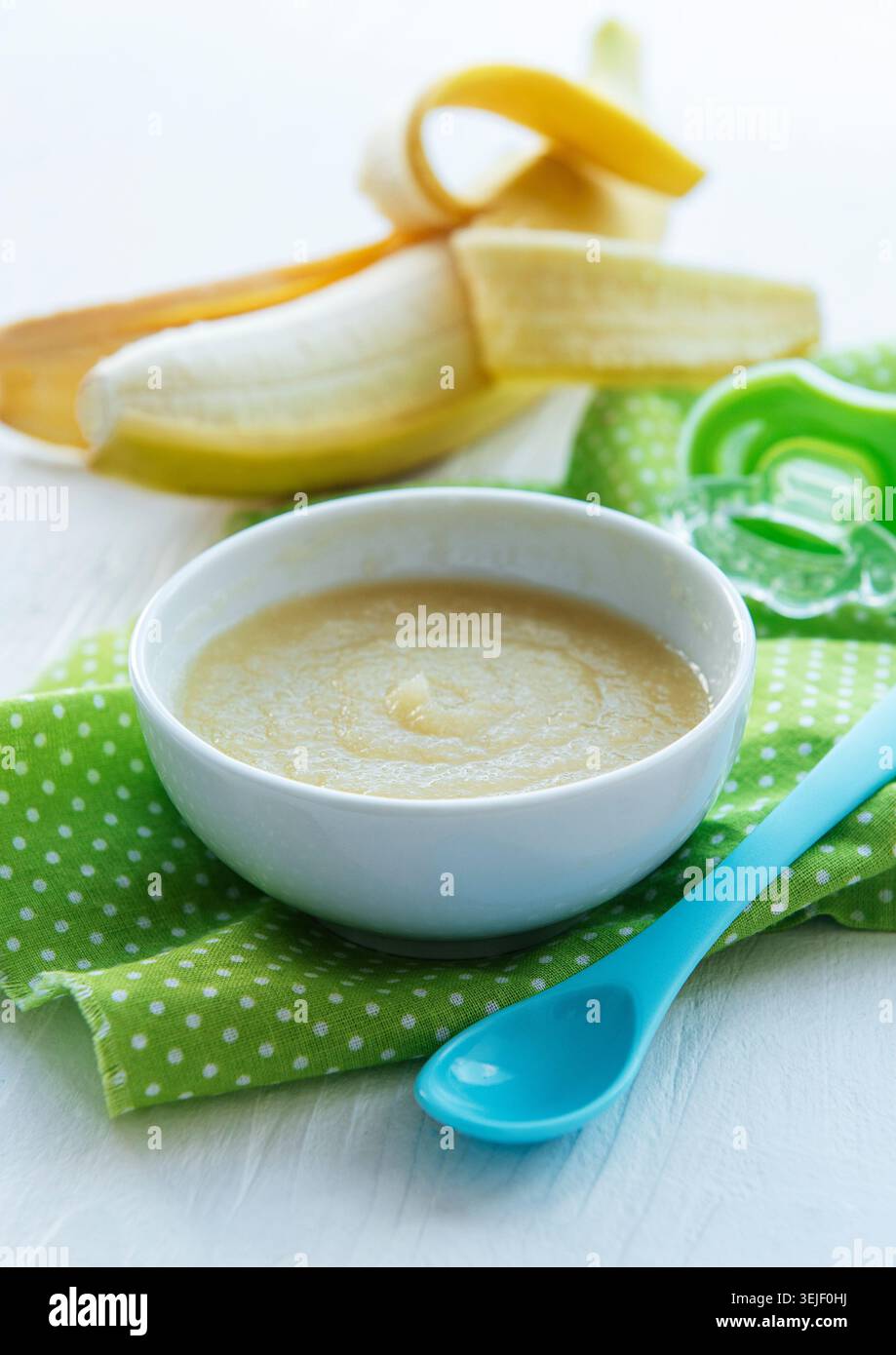 Ciotola con pappe e banana Foto Stock