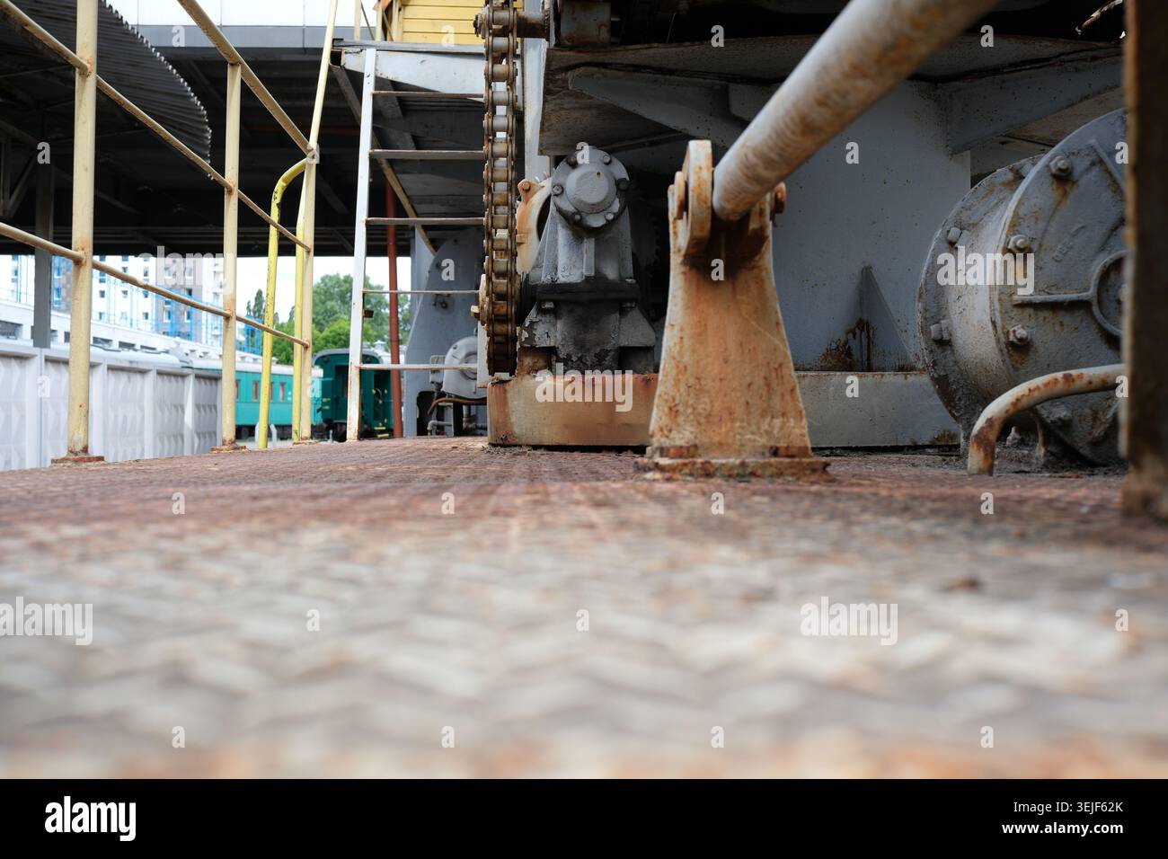 Primo piano di macchinari arrugginiti e texture su un ponte della nave, evidenziando il design. Foto Stock