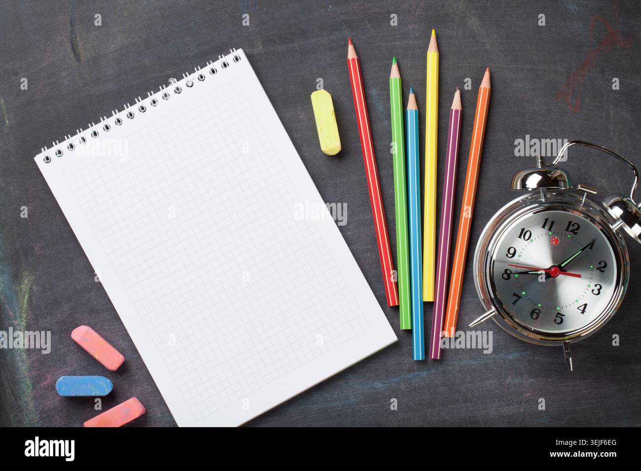 Forniture scolastiche su sfondo blackboard Foto Stock