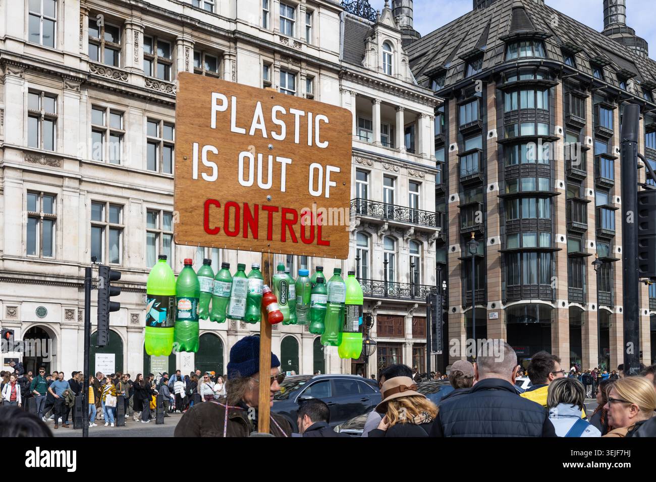 Cartello di protesta che dice che la plastica è fuori controllo al raduno ambientale. Londra, Regno Unito, 16 marzo 2024 Foto Stock