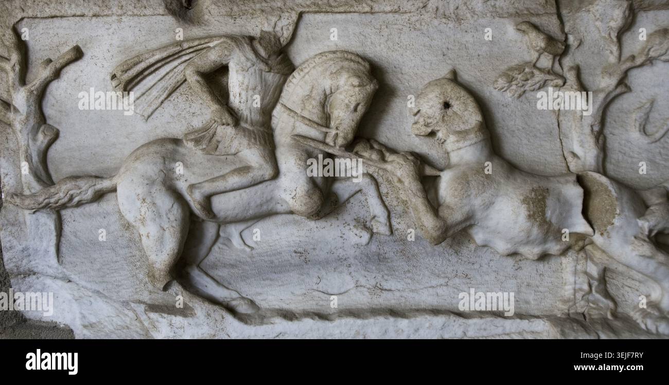 Dettaglio di un frammento di una targa di marmo raffigurante una scena di caccia. Un cavaliere, rivestito con un mantello e un pettorale su una tunica corta, armato di lancia, affronta una leonessa che si affonda verso di lui. Periodo tardo ellenistico. Trovato negli scavi del Tetrapylon romano nella città di Rodi. Museo archeologico di Rodi, Grecia. Foto Stock