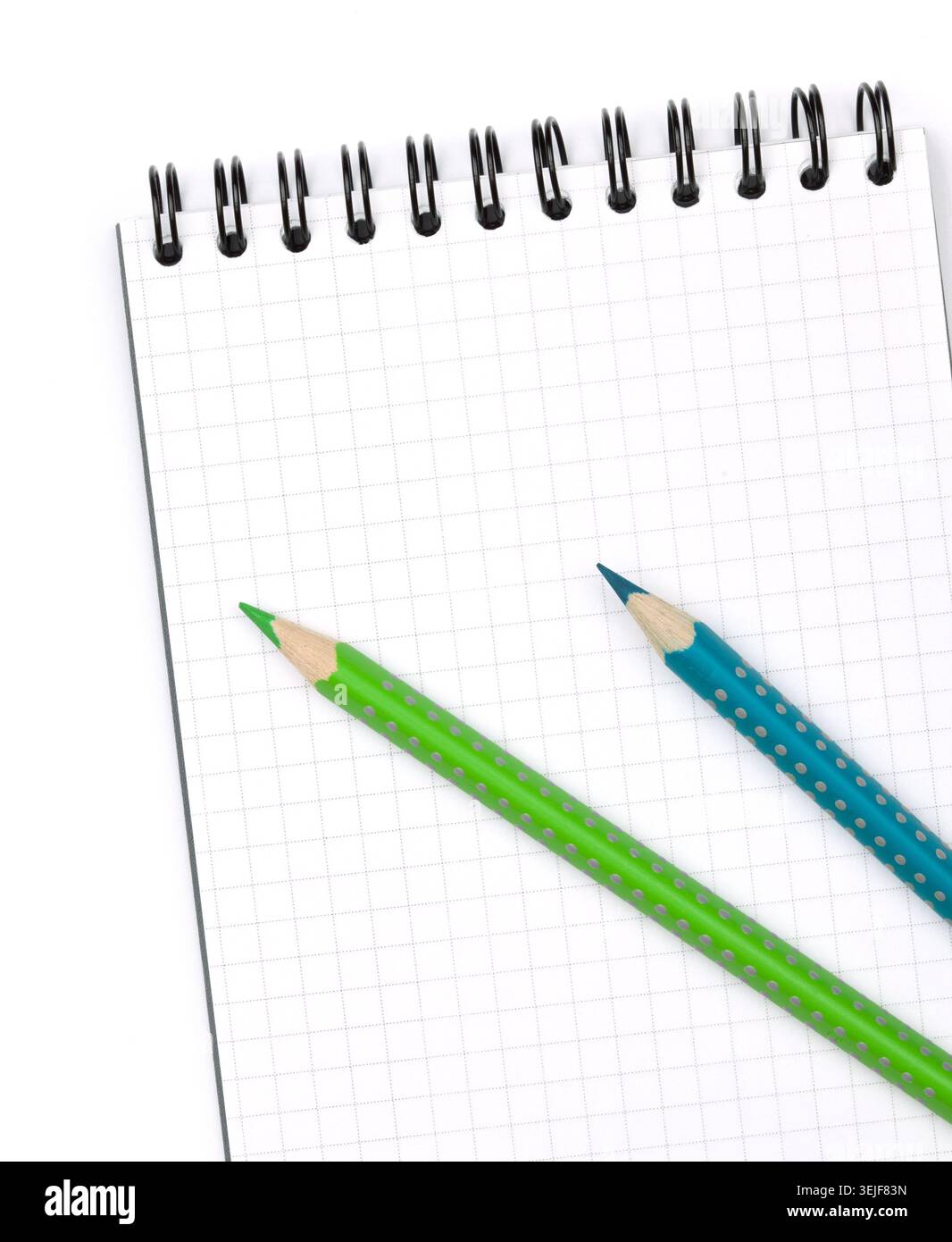 Due matite di colore su blocco note Foto Stock