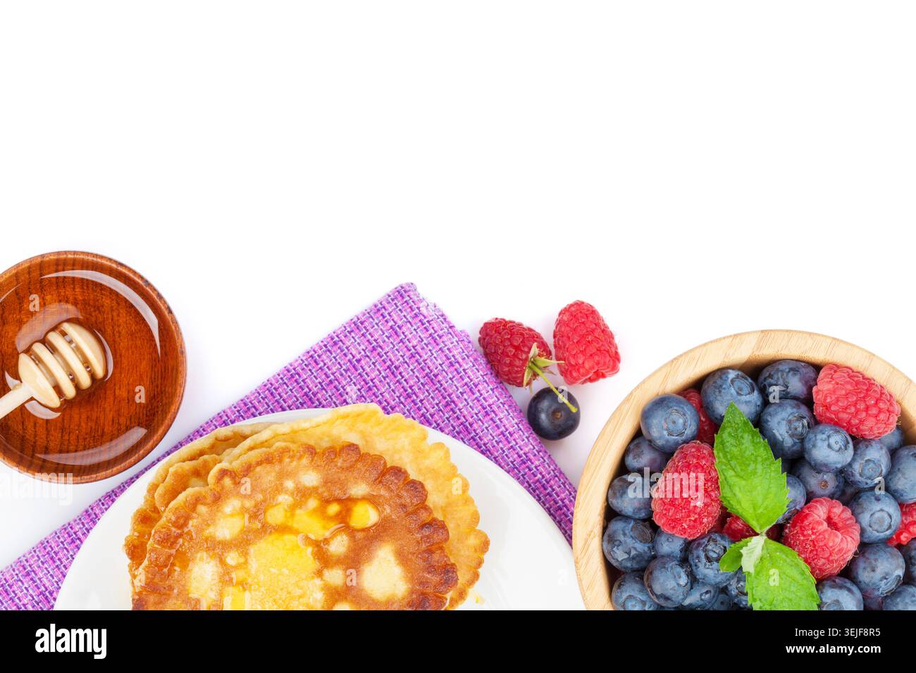 Pancake con lampone, mirtillo, menta e sciroppo al miele Foto Stock