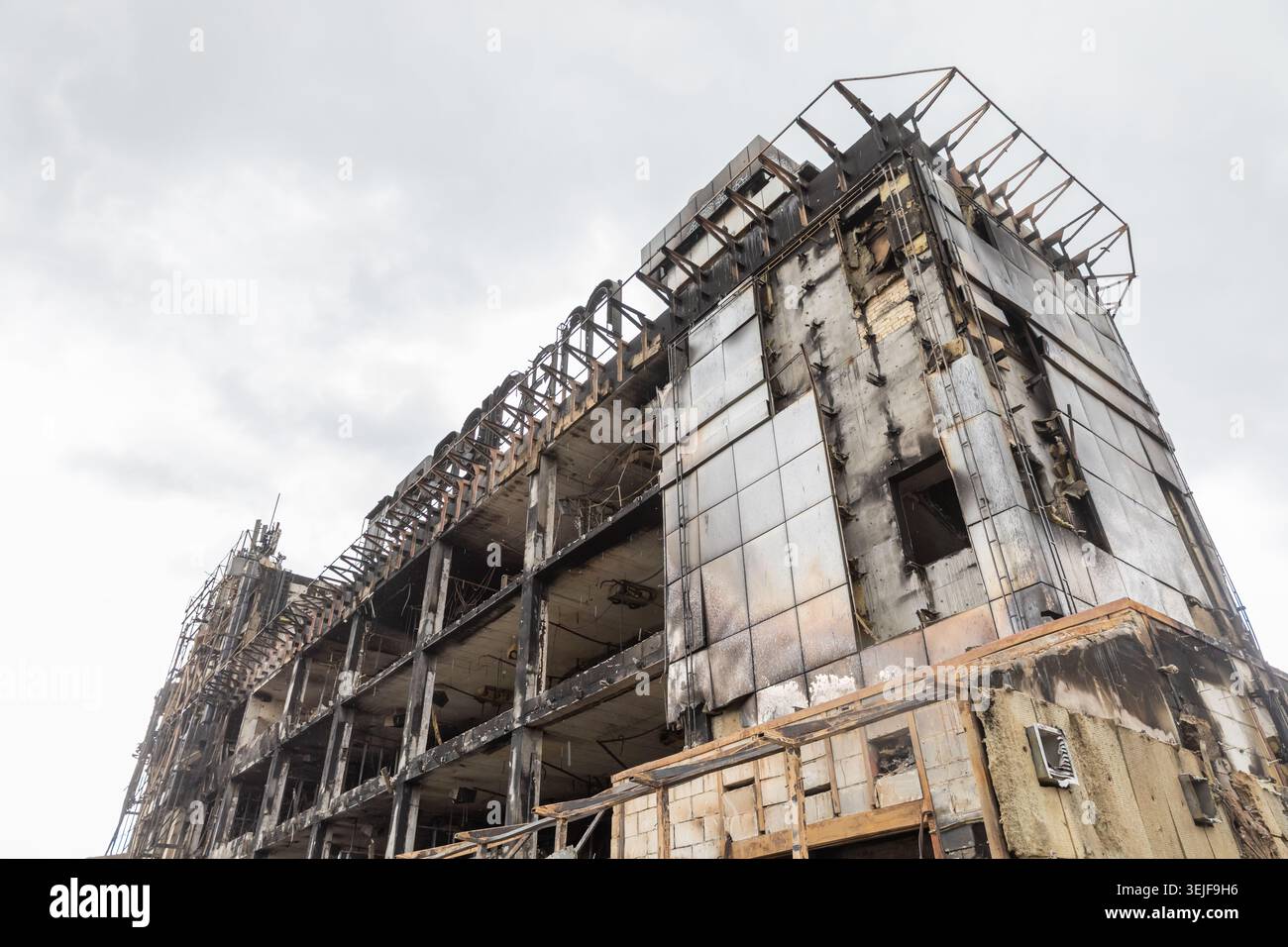 Una struttura del centro commerciale Kvadrat è vista come uno scheletro carbonizzato dopo il massiccio attacco di bombardamenti al quartiere di Piazza Lukianivska a Kiev in Ucraina. Il massiccio attacco a Kiev durante la notte del 24 maggio 2026, portò alla distruzione diffusa delle infrastrutture civili nel distretto di Shevchenkivskyi, con l'area intorno a Piazza Lukianivska che fungeva da epicentro. Come diretta conseguenza degli scioperi, il centro commerciale Kvadrat e il mercato Lukianivskyi sono stati completamente eviscerati, lasciando solo resti strutturali carbonizzati e un mucchio di detriti. Il potente colpo di grazia Foto Stock