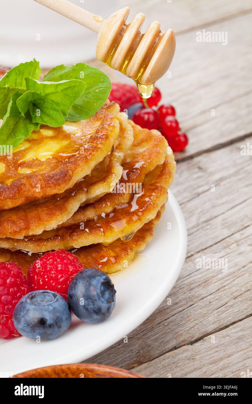Pancake con lampone, mirtillo, menta e sciroppo al miele Foto Stock