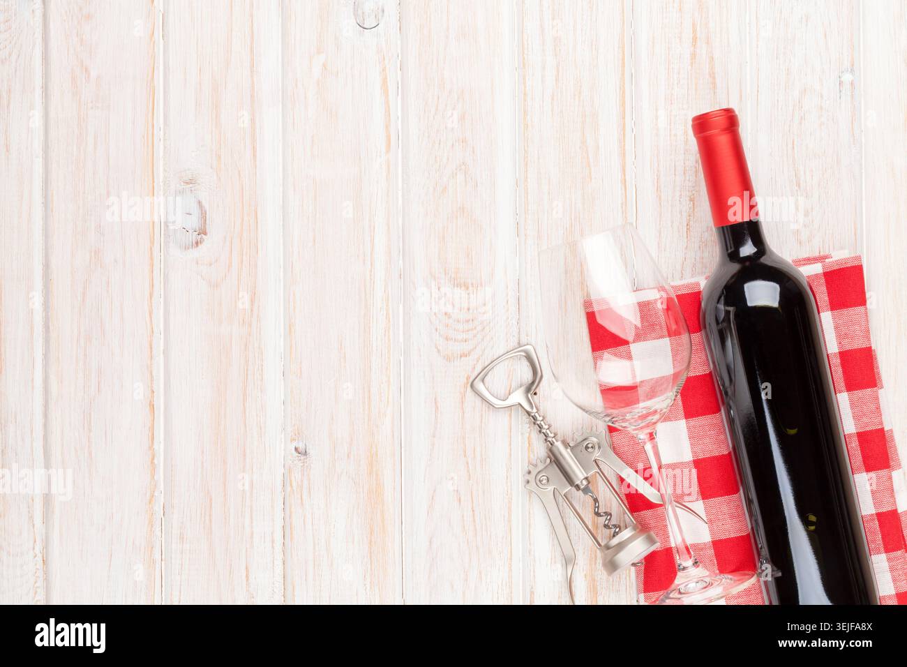 Bottiglia di vino rosso, bicchiere e cavatappi Foto Stock