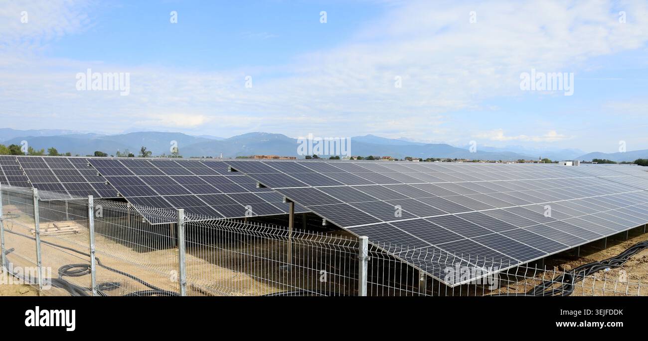 Grande campo di pannelli solari in costruzione. Foto Stock