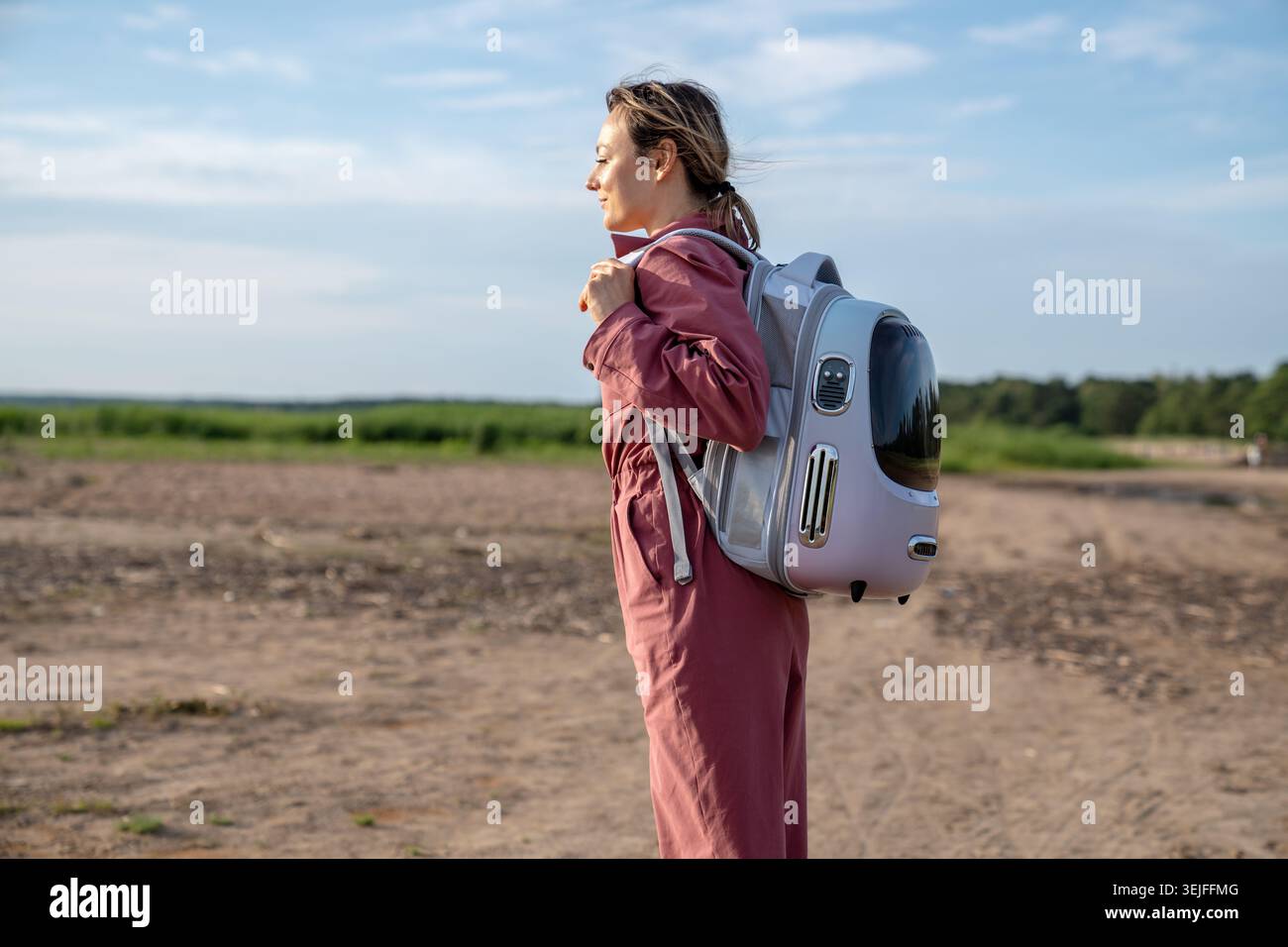 Avventura con animali domestici. Donna sorridente che si prende cura di un'escursione da sola con un animale domestico nello zaino, una vacanza nella natura Foto Stock
