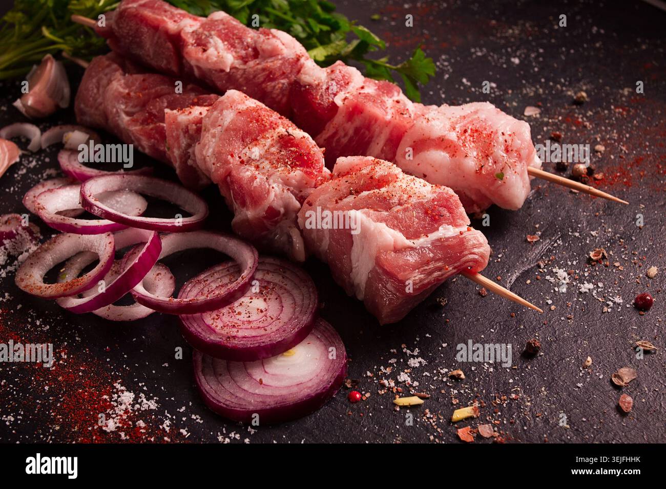Carne di maiale cruda, kebab sottaceto, con spezie, vista dall'alto, senza persone, Foto Stock