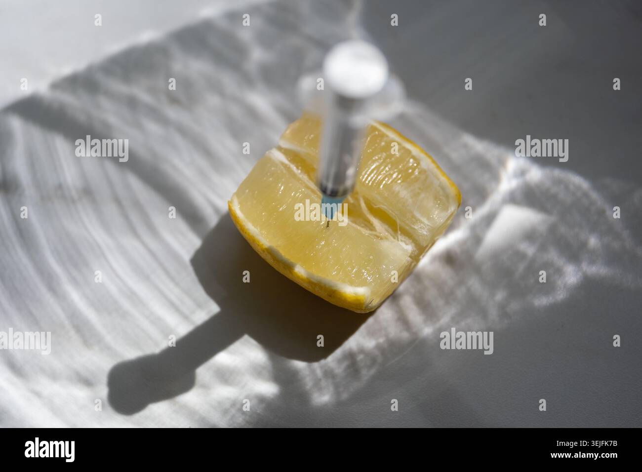 Concetto di nutrizione ingegnerizzato con agrumi e tecnologia Precision Food Foto Stock