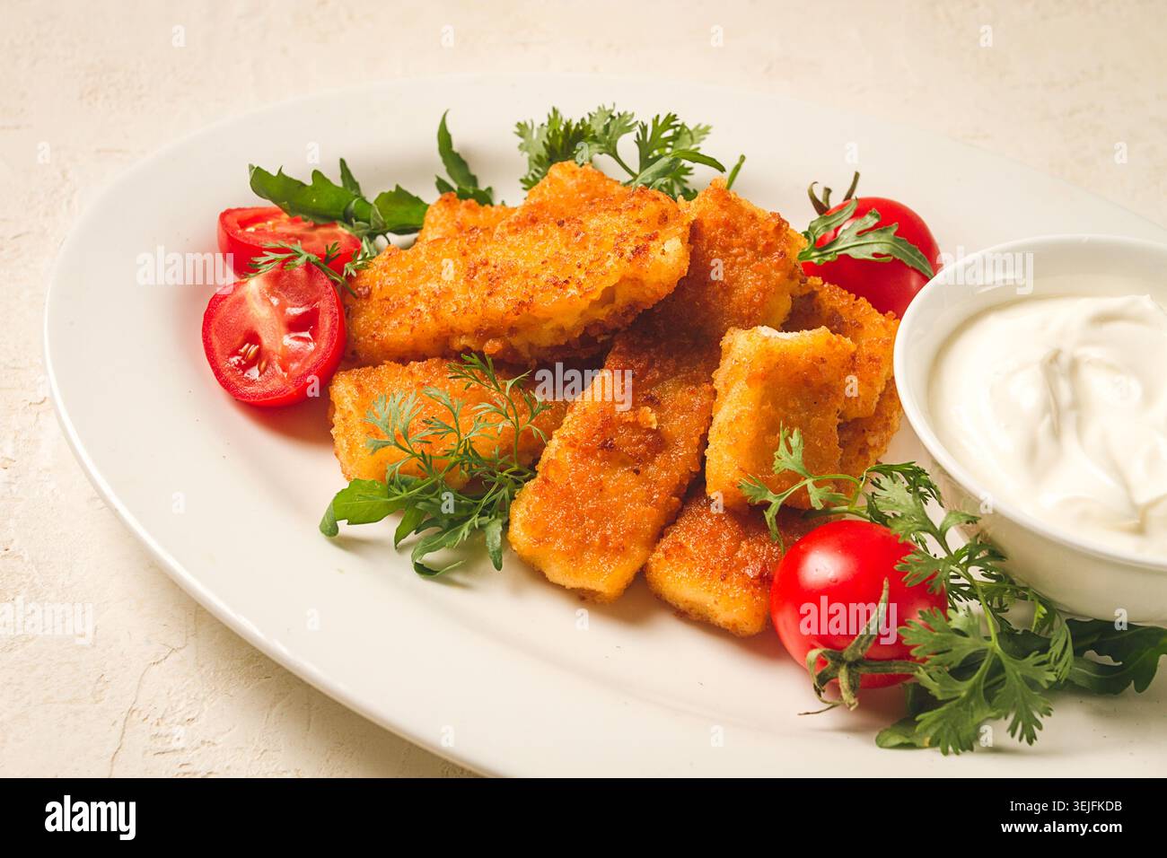Pepite fritte di pesce, con salsa bianca, rucola e ciliegia, nessuna gente, Foto Stock