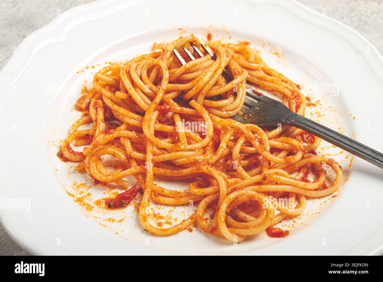 Un piatto con spaghetti alla bolognese avanzi, senza persone, Foto Stock
