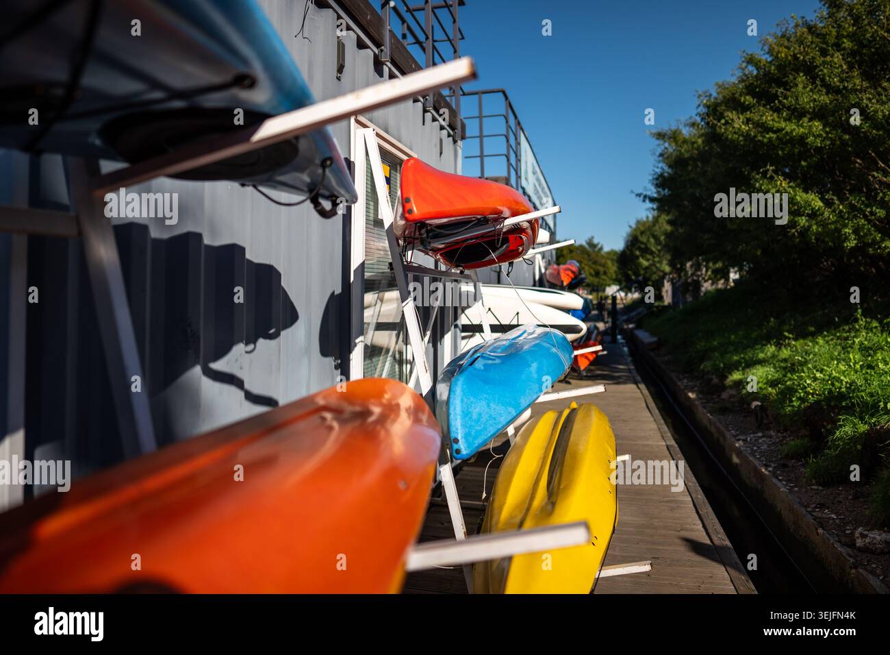 Centro urbano di paddleboard che fornisce attrezzature a noleggio per attività all'aperto sui corsi d'acqua della città Foto Stock