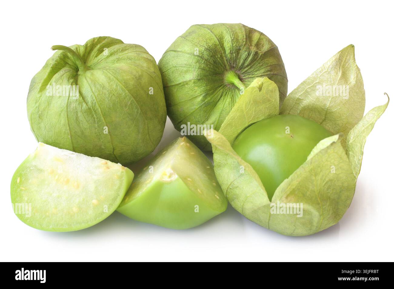 Tomatillo verde fresco (Physalis philadelphica) con buccia Foto Stock