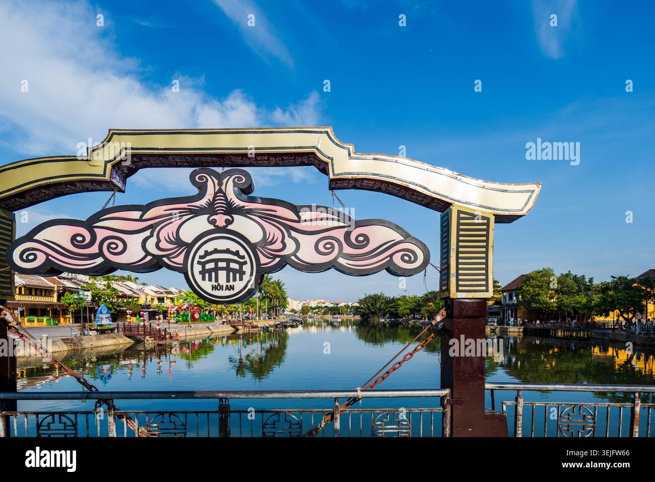 Vista della città vecchia di Hoi An lungo il fiume in mattinata. Famoso paesaggio urbano di Hoi An per viaggiare in Vietnam, patrimonio dell'umanità dell'UNESCO. Foto Stock