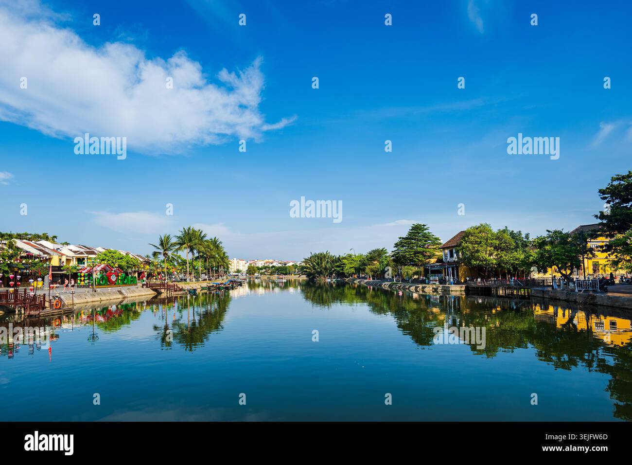 Vista della città vecchia di Hoi An lungo il fiume in mattinata. Famoso paesaggio urbano di Hoi An per viaggiare in Vietnam, patrimonio dell'umanità dell'UNESCO. Foto Stock