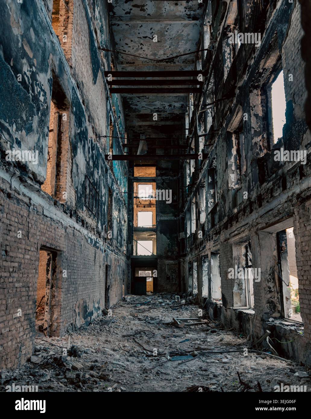 Scuola distrutta in una città persa nella guerra in Ucraina Foto Stock