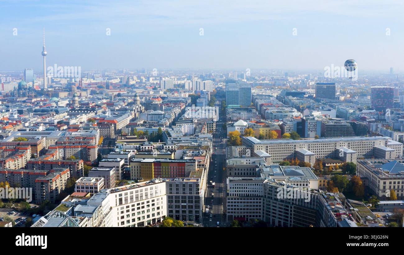 Vista aerea con drone 4K di Berlino, Germania. Paesaggio urbano panoramico con la torre della televisione Fernsehturm, il centro commerciale di Berlino e Weltballon. Foto Stock