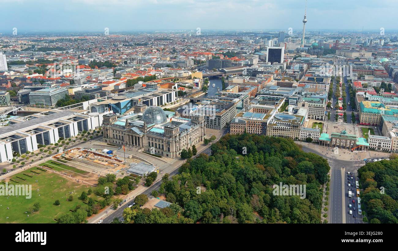 Vista aerea in 4K del paesaggio urbano di Berlino, Germania. Skyline panoramico con l'edificio del Reichstag, la porta di Brandeburgo, il Tiergarten e la torre della televisione. Foto Stock