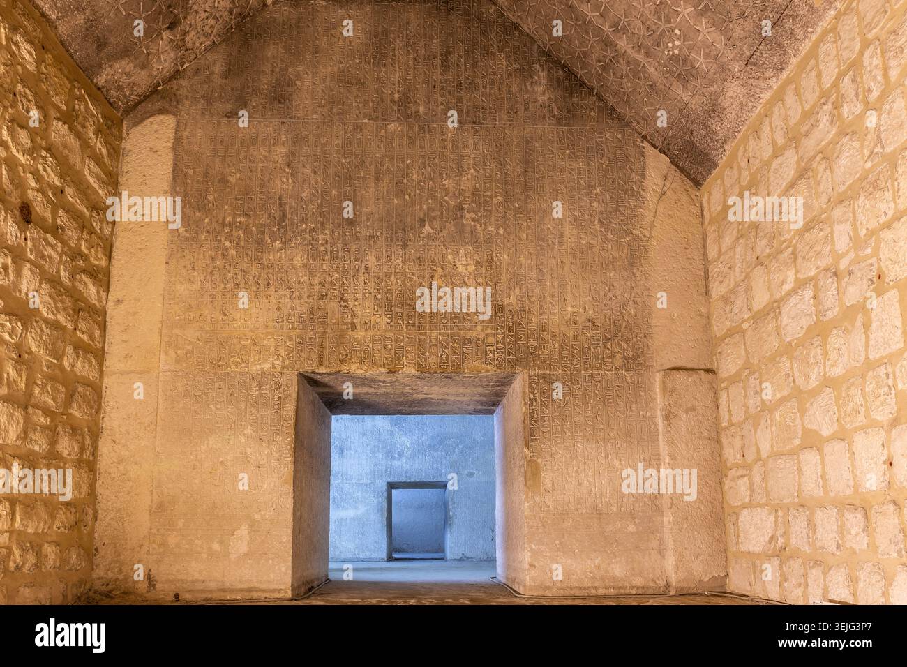 Saqqara, Egitto, 25.07.21. Piramide di Teti vista interna della camera di sepoltura con pareti coperte da iscrizioni geroglifiche e stelle celesti. Foto Stock