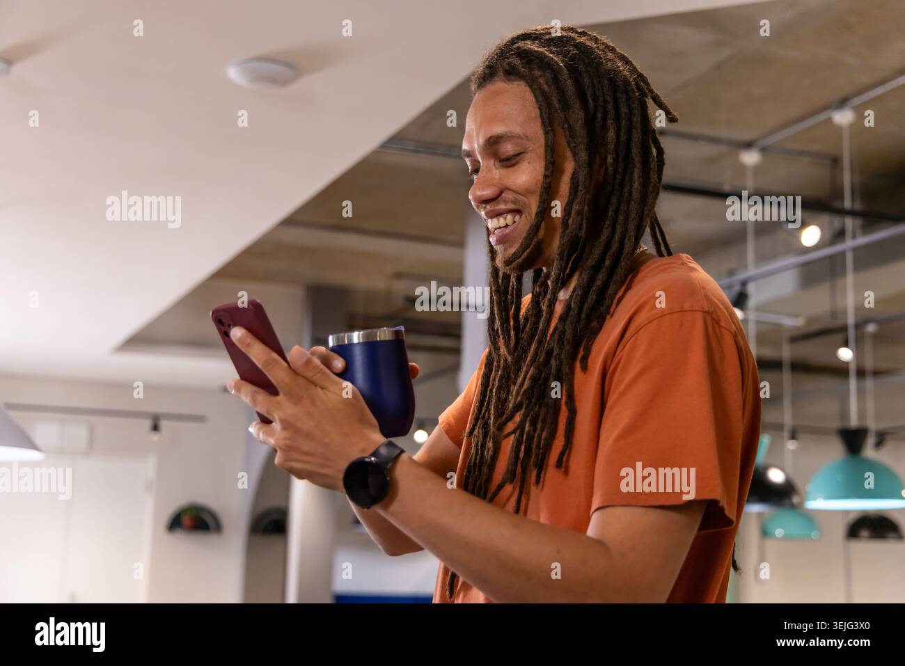 Diapositiva che mostra il vettore W* in due basi ordinate con frecce che indicano la modifica delle coordinate Foto Stock