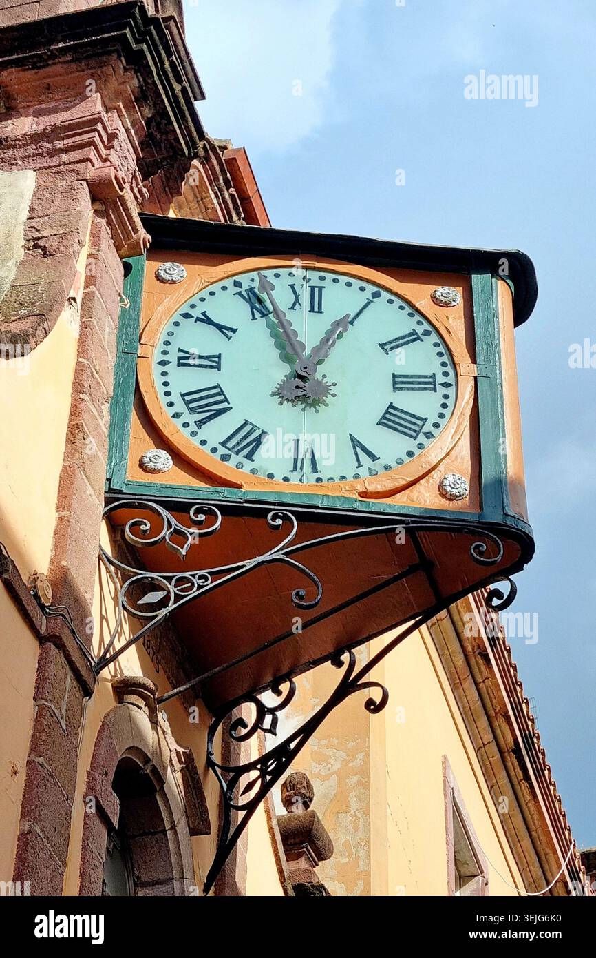Storico orologio murale sulla facciata della Chiesa del Rosario a Bosa, sull'isola di Sardegna, Italia Foto Stock