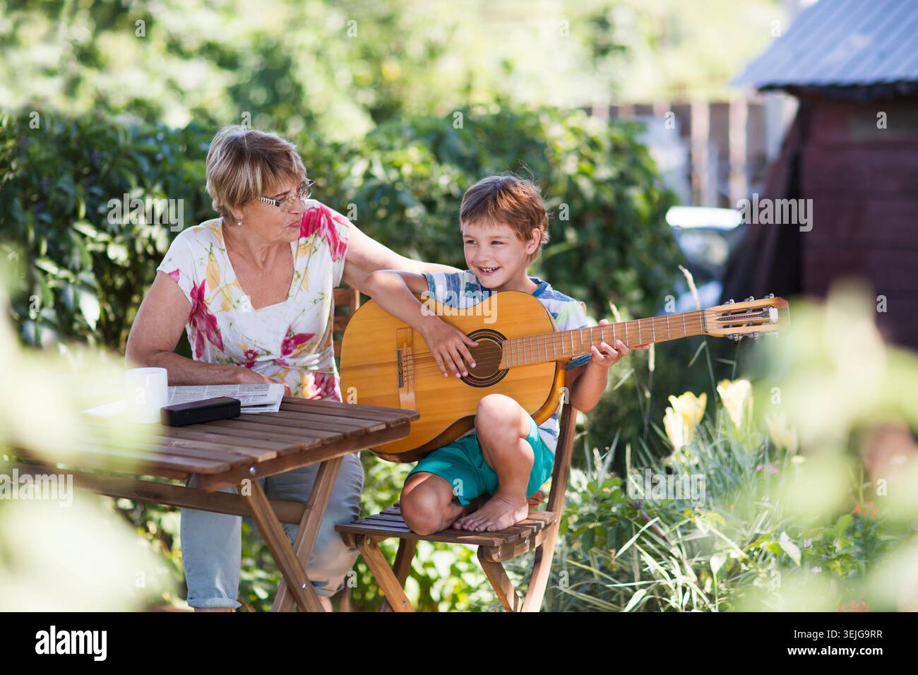 Nonna che suona la chitarra Foto Stock