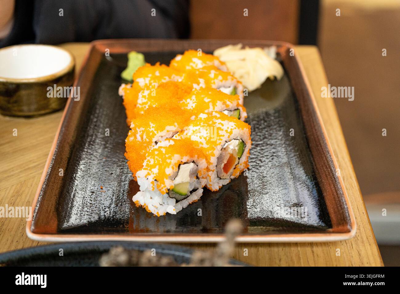 Maki Sushi, California Rolls con cetriolo, avocado, pesce crudo e caviale Red Tobiko, Makizushi con trota cruda sul piatto del ristorante, cucina tradizionale asiatica Foto Stock