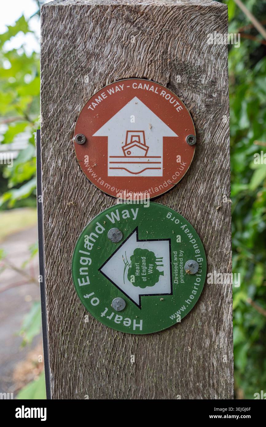 Un cartello direzionale per sentieri che mostra la Tame Way Canal Route e il Heart of England Way su un palo del Canale di Coventry, Regno Unito. Foto Stock